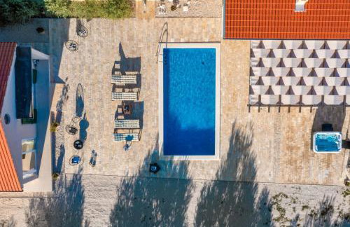 Villa Oliveto with pool - Photo 18