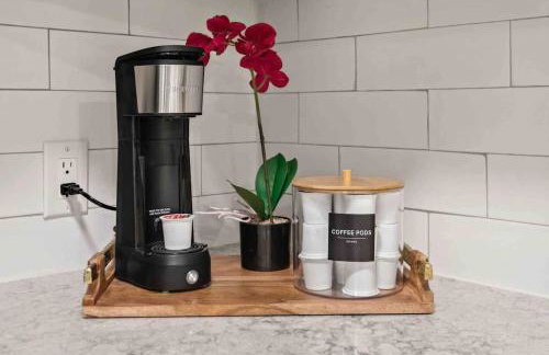 Steps away from Downtown Restaurants and Bars - King Bed - Foto 16