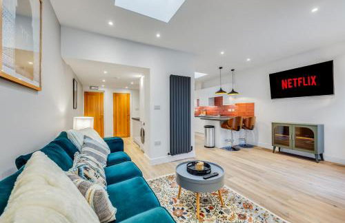 4 Bedroom 4 Bathroom House - Sleeps 7 - Prime Location, Free Parking, Self-Check-In, Workspace, Fast Wifi and Smart TV with Virgin TV and Netflix by Yoko Property - Photo 19