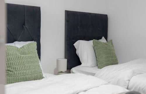 Free Parking - Sleeps 6 - 2 Bedrooms - Newly Renovated - Photo 16