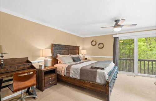 The Gingerbread House - 4 BR chalet, Sunroom, Deck, sleeps 10, modern amenities - Foto 12