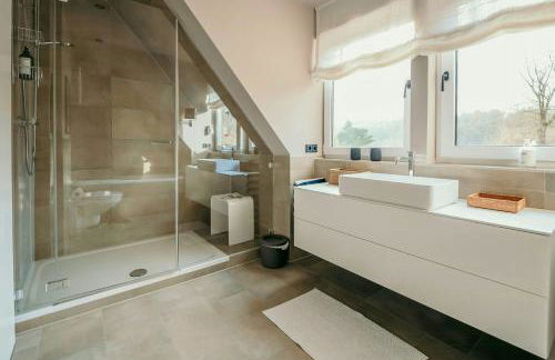 Renovated Semi-Detached House With Garden Views - Foto 35