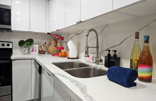 The Ruby - Hot Tub - King beds - Close to LMC - Foto 22