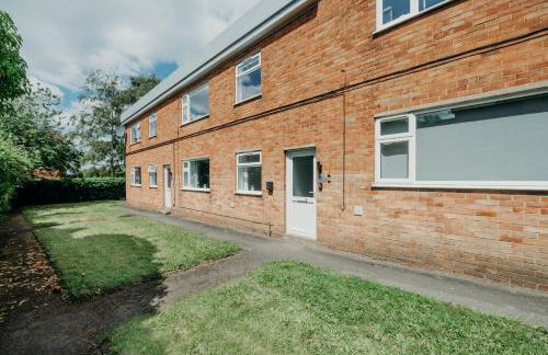 Spacious and Bright 2 Bedroom Apartment, Sleeps 6, 1st Floor with Free Parking, Business and Leisure by Jesswood Properties - Photo 23