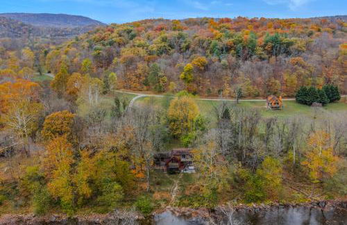 River Time Cabin - Riverfront, Hot Tub, Screen Porch, Fishing, Games, View, 3 King Beds - Photo 7