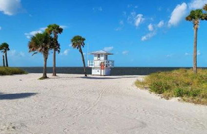 Luxury heated-pool home blocks from the beach - Foto 42