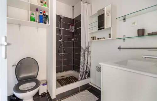 LE BLEU CAMARGUE - T3 EN DUPLEX CLASSÉ 3 ETOILES - CLIM - ARRIVÉE AUTONOME - Piscine privative à la résidence - Parking Gratuit - Wifi FIBRE - Animaux acceptés - Idéale Famille couple télétravail - Foto 11