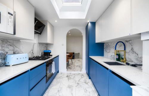 Luxurious 2 bedroom flat with parking and garden, 5 mins walk to train station and bus stop opposite property - Foto 43