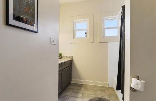 Urban 3 bedroom Local Art Filled Frenchman Oasis - Foto 17