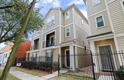 Modern 3-Story Townhome w Pool Table, Sleeps 10 Near Stadiums - Foto 26