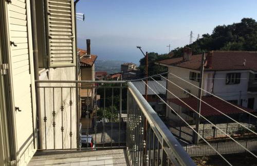 Confortevole e Luminoso Appartamento 100mq a Falerna con Vista sul Paese e sul Promontorio con Free WiFi Free Parking e Smart TV - Foto 7