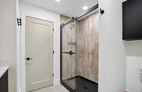 Chic Downtown Tulsa Beacon 2BR Stay - Foto 16