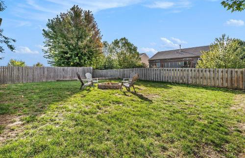 Elegant Escape-Fenced Yard BBQ & Cozy Fire Pit - Foto 41