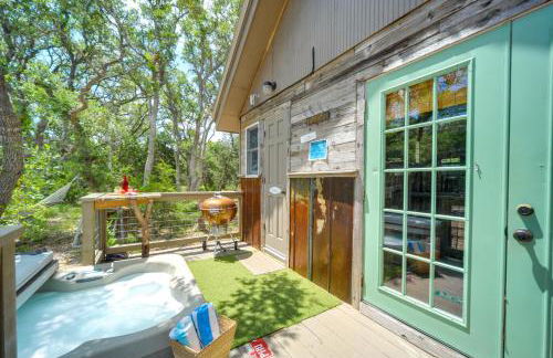 Snuggle Inn Wimberley Cabin with Fire Pit and Deck - Foto 22