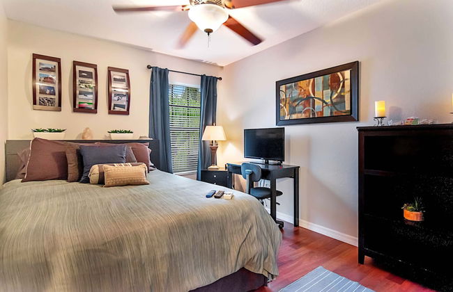 Urban Oasis W/hot Tub, Heated Pool And Private Movie Theater 2 Bedroom Home by RedAwning - Foto 2