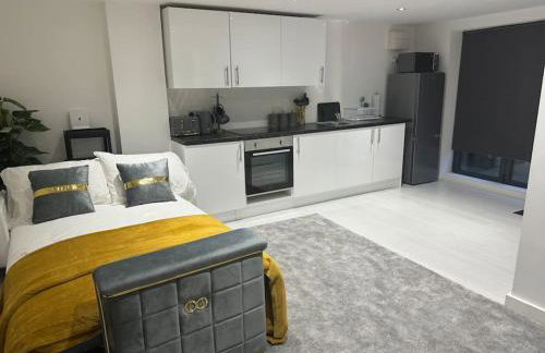 Perfect 1 Bed Apartment Sleeps 5 1 Kingsize bed 1 double Sofabed & Foldable Single bed Free Parking Wifi good transport network shopping Holiday Makers Families Contractors in North London - Photo 47