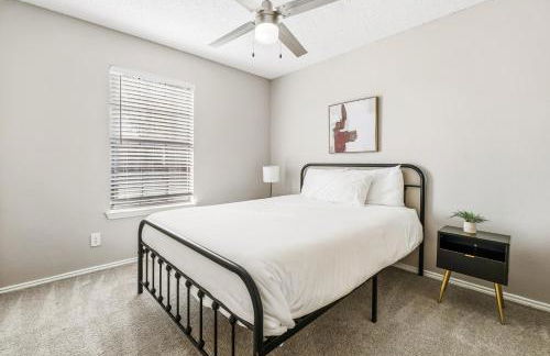 Sleek 2BR Stay with Pool, Gym, and Modern Comforts - Foto 17