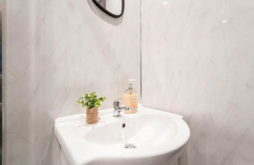 4 Beds - City Gateway Getaway with Free Parking - Foto 13