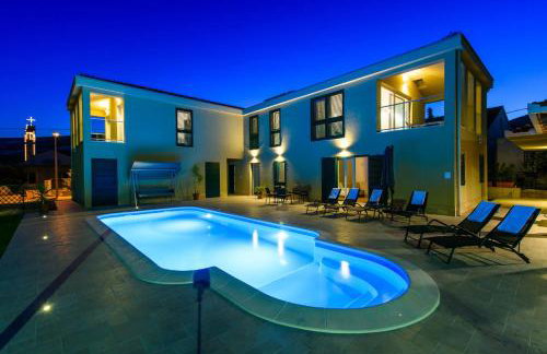 Luxury Villa With Heated Pool, Terrace, and Outdoor Amenities for Relaxation - Foto 6