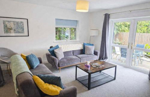 Large 2-Bedroom Bungalow near Airedale Hospital, Keighley, Convenient Location with Parking - Photo 8