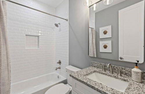 Gated Parking + Fire Pit | Near Zoo + Rhodes - Foto 18