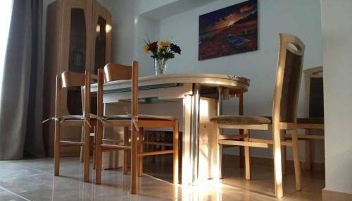 Yellow House - Photo 4