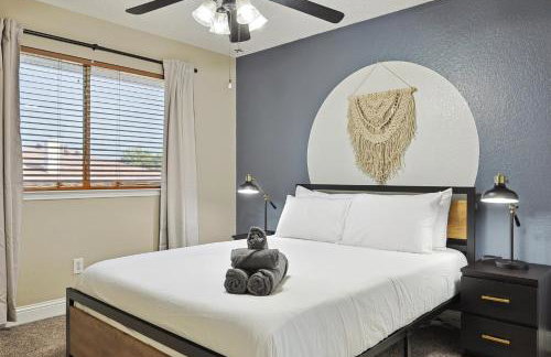 Modern Comforts & Classic Charm w Pool 5BD - Foto 27