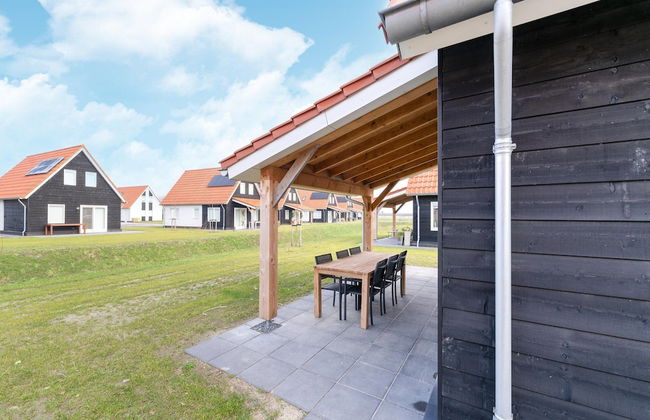 Luxurious Holiday Home With Parking - Photo 36