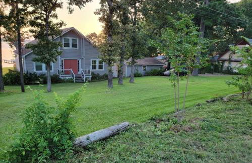 Lakefront House with Boat Dock, BBQ in Peaceful Flint - Foto 11