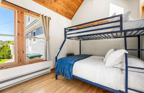 Historic Home and Cottage with Seaport View - Foto 40