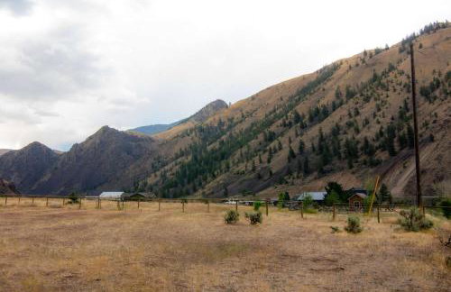 Stunning Salmon Riverfront Cabin - Foto 37