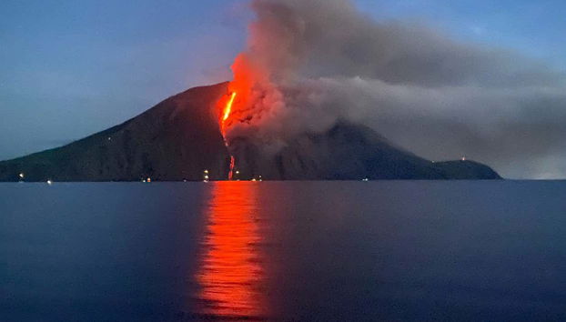 La lave jaillissant du volcan Stromboli