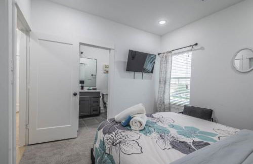 Cozy Duplex Mins to DT/ MCTR, free wi-fi/ Parking - Photo 6