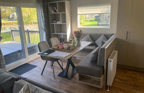 Bay Tree Lodge: Lakeside lodge w/hot tub & cinema surround sound - Foto 14