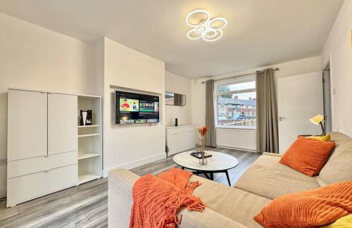 Modern 3 Bedroom Home - Free Driveway Parking - 6 Guests - Upstairs Bathroom and Downstairs WC - Foto 17