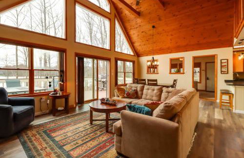 Lakefront Poconos Family Home with Pool Access - Foto 1