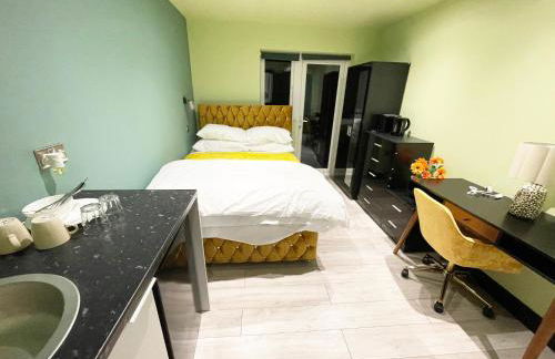 Private Family and Business Rooms Harrow Fast WiFi - Photo 9