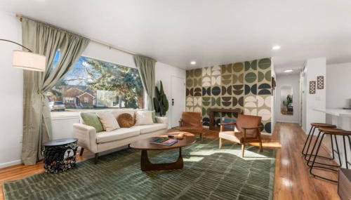 The Aspen is a mid-century modern upstairs unit. - Foto 5