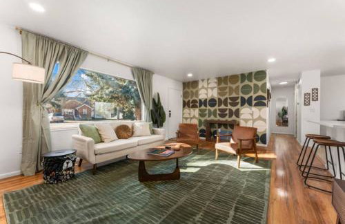 The Aspen is a mid-century modern upstairs unit. - Foto 5