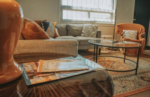 Casa Charleston-3BR-2Bath-Private HOT TUB-Pet Friendly-No Pet Fees! - Photo 3