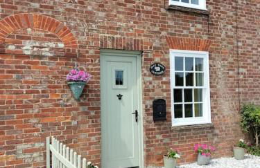 Cosy cottage with vineyard view near Goodwood Chichester - Photo 1