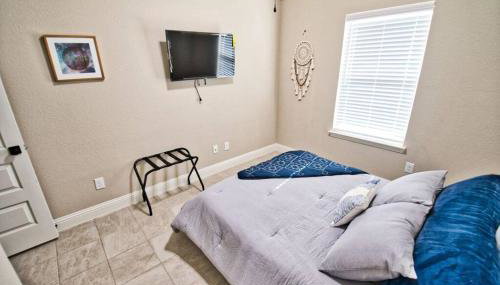 Waxahachie Queen bed, 10 mins 2 DWNT & Medical managed by stay albatross rentals 254-500-2317 - Foto 3