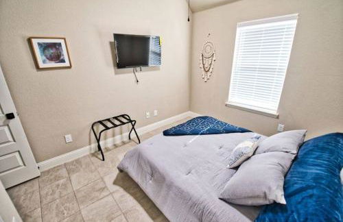 Waxahachie Queen bed, 10 mins 2 DWNT & Medical managed by stay albatross rentals 254-500-2317 - Foto 3