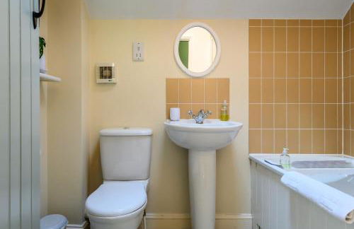 Cosy Cotswold Lodge by Your Home Here - ideal for families, log-burner, spa, private parking, EV Hookup included and heated swimming pools - Foto 13