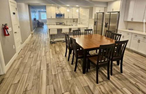 PHX Airport 9BR, 7BA, BBQ, events and pets Allowed - Photo 4