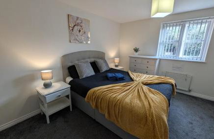 Large Modern House With Private Parking - Photo 128