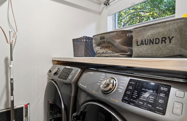 Hot Tub, Firepit, Deck | 10mins to Beach | Middle Terrace Cottage by AvantStay - Foto 32