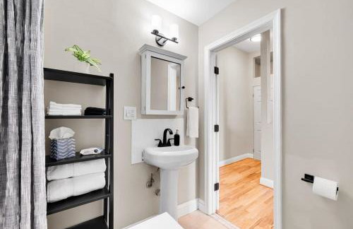 Luxury 4-BR with Free Parking in Heart of DC - Steps to Metro - Photo 28