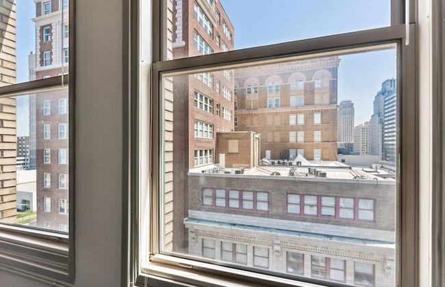 Spacious 2BR Downtown Retreat - Photo 59