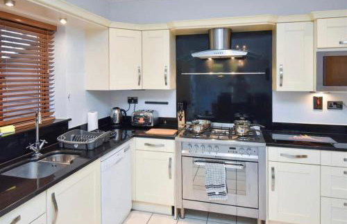 Spacious 4 Bedroom 3 Bathroom House - Sleeps up to 8 - Free Parking, Balcony, Fast Wifi and Smart TVs by Yoko Property - Photo 12